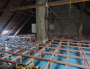 Zateplení stropu bytového domu pomocí foukané izolace